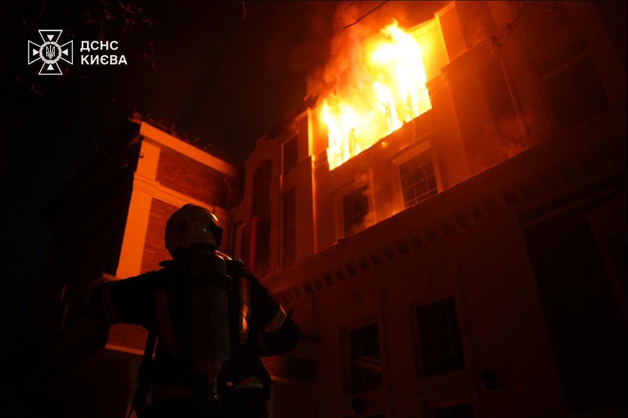 В Киеве пылает дом из-за атаки РФ — в ГСЧС показали последствия - фото 1
