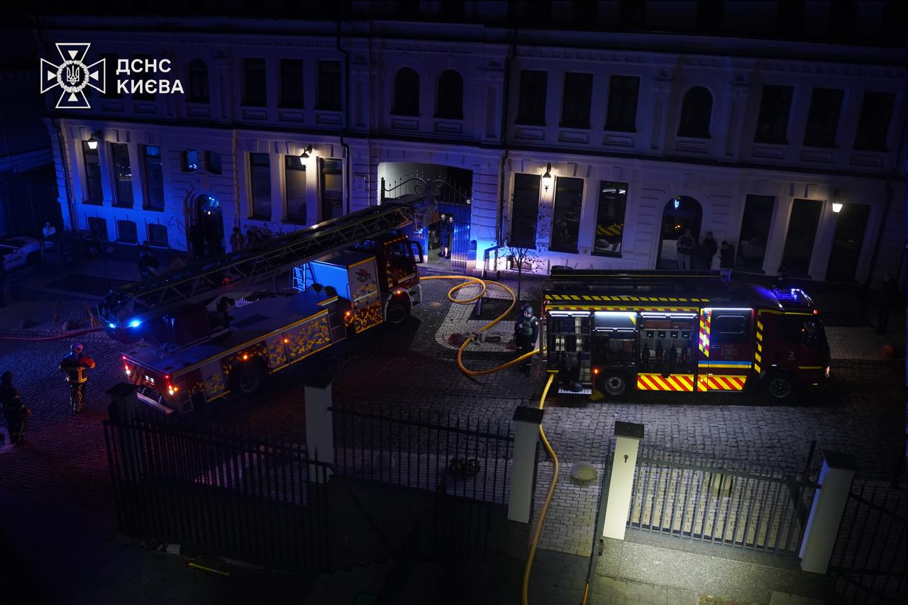 В Киеве пылает дом из-за атаки РФ — в ГСЧС показали последствия - фото 3