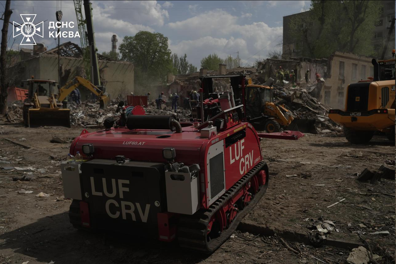 ДСНС залучила роботів і собак до рятувальних робіт у Києві — фото - фото 3