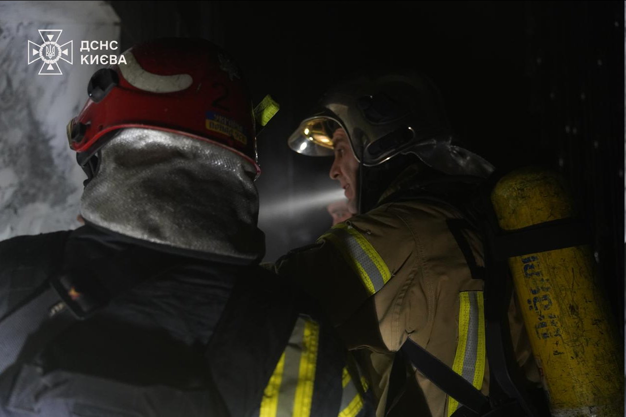 В Киеве пылает дом из-за атаки РФ — в ГСЧС показали последствия - фото 2