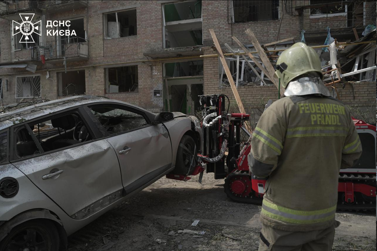 ДСНС залучила роботів і собак до рятувальних робіт у Києві — фото - фото 1