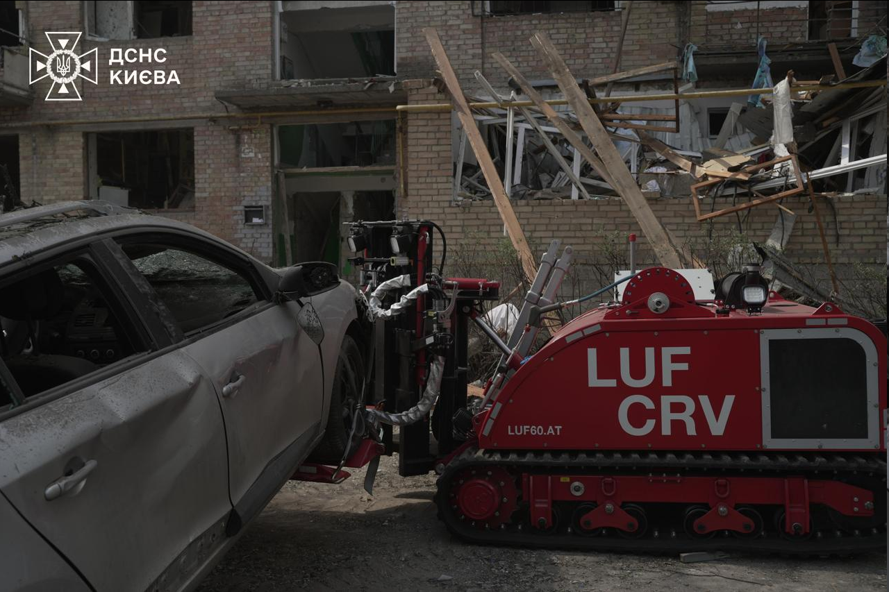 ДСНС залучила роботів і собак до рятувальних робіт у Києві — фото - фото 2